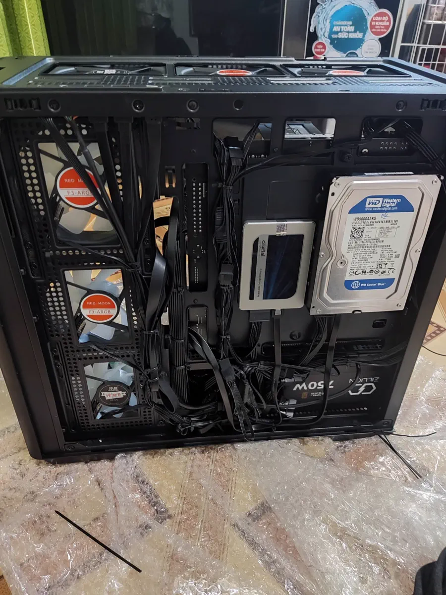Máy tính PC được lắp ráp và đi dây linh kiện